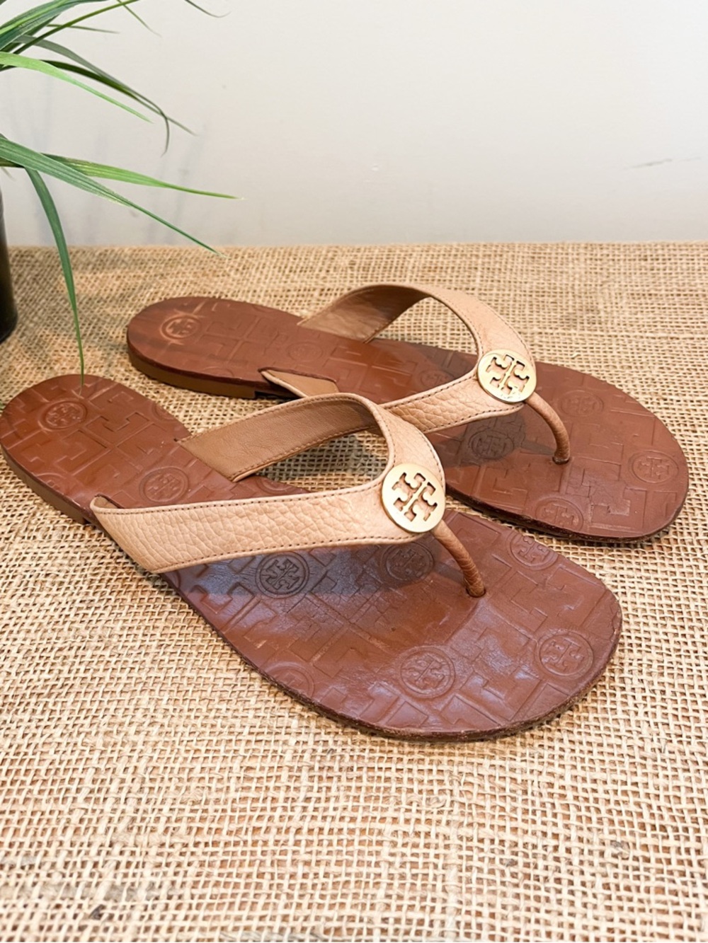 Tory Burch Thora Flat Thong Leather Sandals Tan Size 8 - Picture 3 of 11